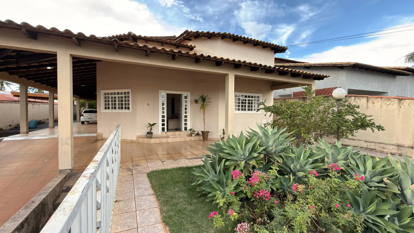 Casa toda na laje.Todos ambientes muito amplos.3 quartos, sendo 1 suítes e princ...