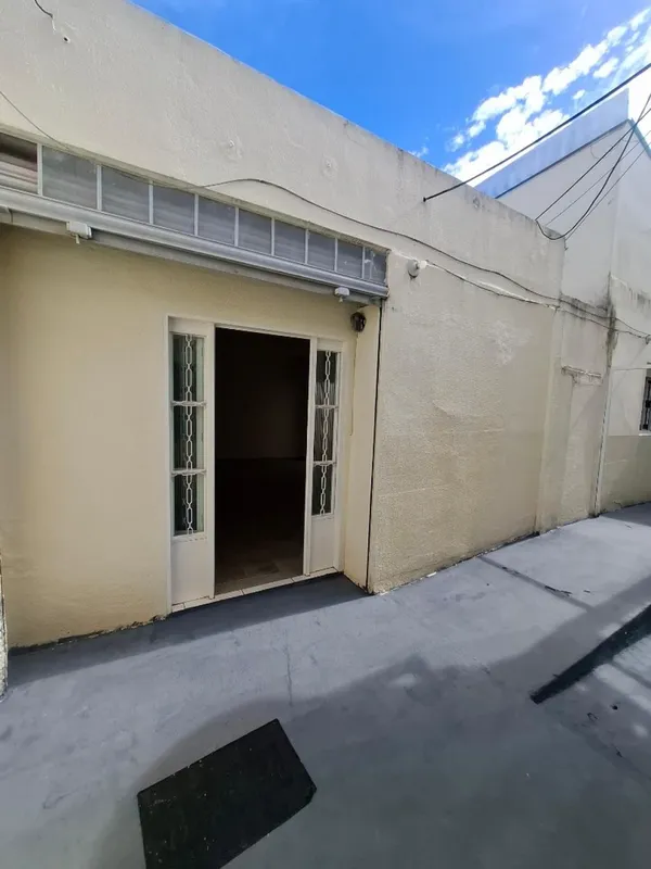 Barracão com 60 metros², composto por 1 quarto suíte, sala integrada à cozinha, ...