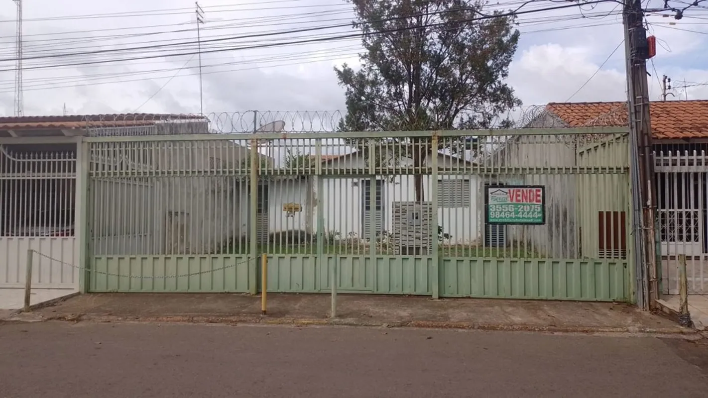 EM LOTE COM VISTA LIVRE, CONTENDO CASA SIMPLES E PEQUENA COM MAIS UM DEPÓSITO, E...