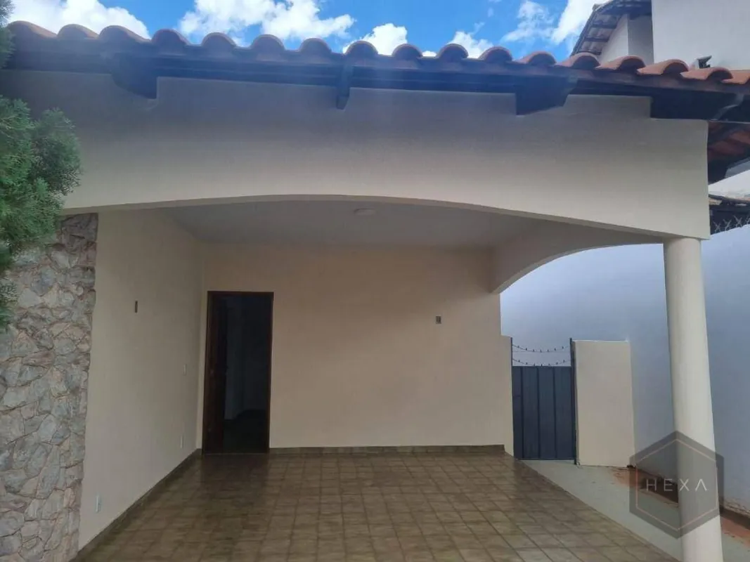 Ampla Casa no Celina Park | 375m² de Lote | Lazer com ChurrasqueiraDescrição: Ex...