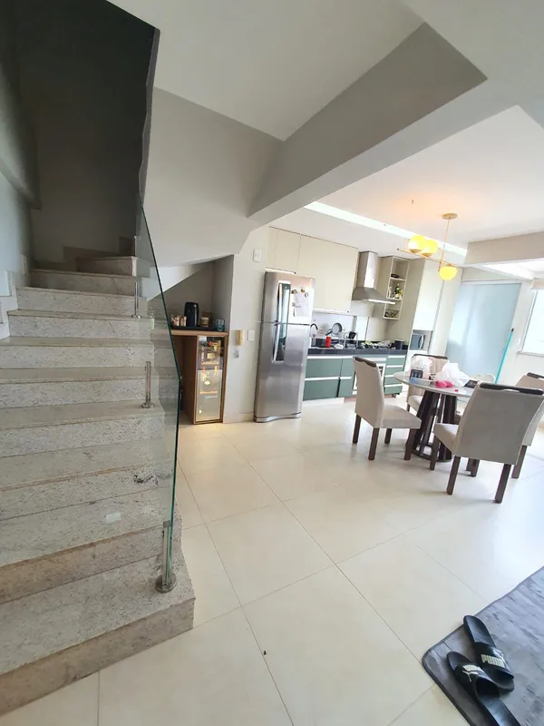 Apartamento duplex com 76m², duas suítes na andar superior, lavabo, sala, cozinh...