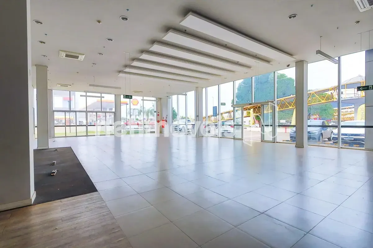 Loja Comercial com 2.000m² divididos em térreo e subsolo, pé direito de 5m, loja...