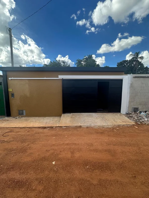 Casa recém-construída em condomínio pequeno, bem planejado e tranquilo.Imóvel co...