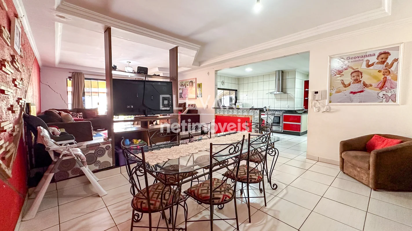 Excelente casa em Taguatinga Norte Com 390m², é composta de:-sala-3 quartos send...