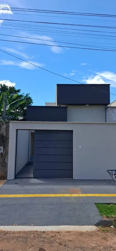 LINDA CASA COM PROJETO MODERNO E MUITO BEM LOCALIZADA, EM FRENTE UMA BELA PRAÇAL...