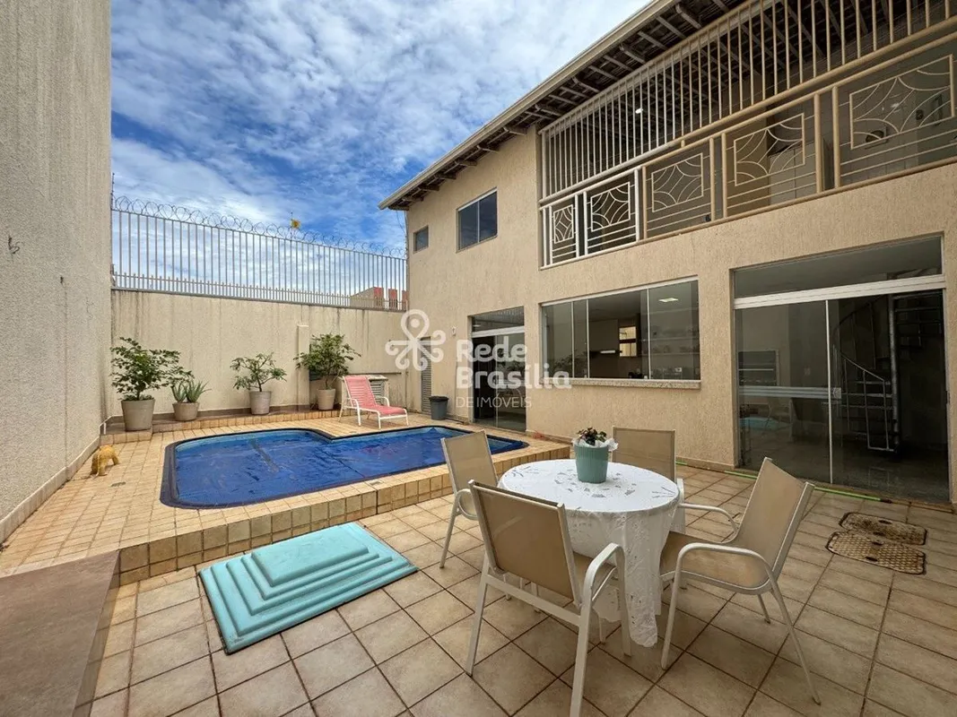 SOBRADO DE ALTO PADRÃO EM TAGUATINGA - RESIDENCIAL OU COMERCIALExcelente sobrado...