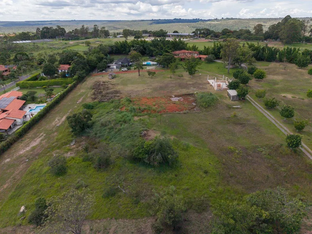 Terreno de 2.500 m2 + 5.000 m2 de área verde.A medida da área privativa do terre...