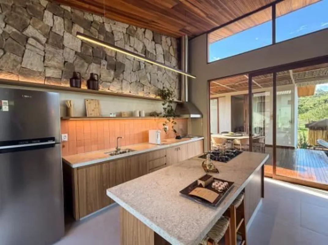 Casa Naiá - arquitetura integrada à natureza no Jardim IndaiáProjetada pela arqu...