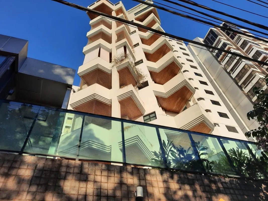 O imóvel no bairro Setor Oeste tem 470 metros quadrados com 5 quartos sendo 5 su...
