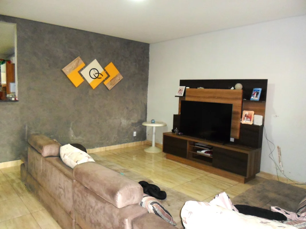 Vendo boa casa 04 quartos 02 suítes na 403, Recanto da Emas- Casa bem localizada...