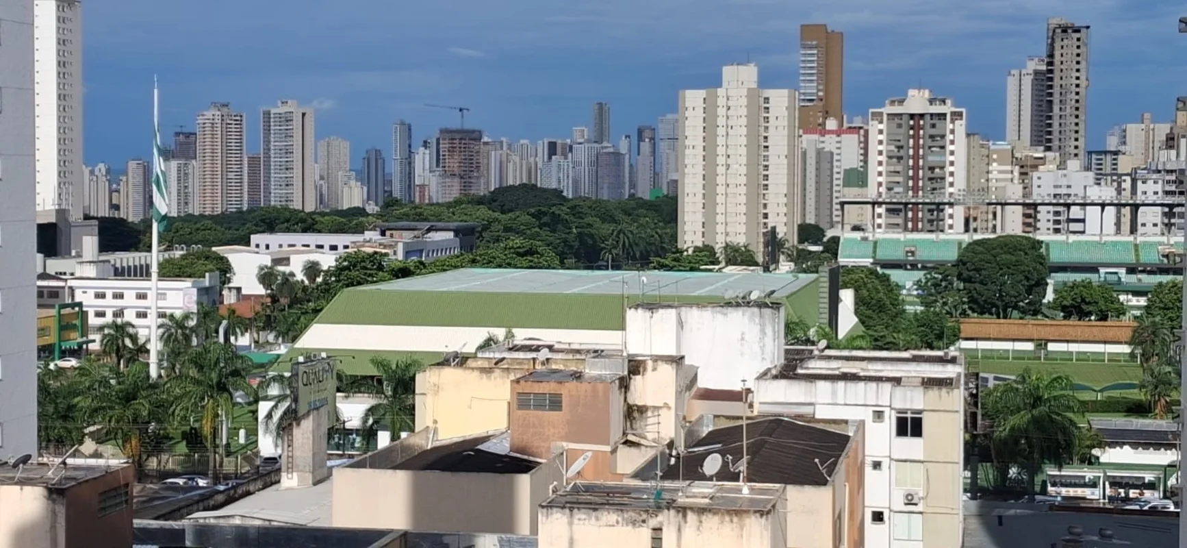 O imóvel no bairro Setor Bueno com 290 metros quadrados com 4 quartos sendo 4 su...