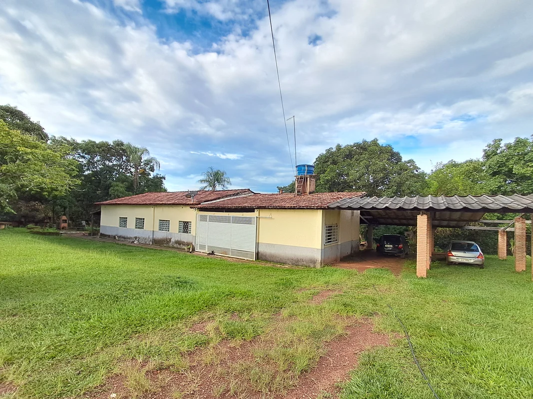 Alugo Sítio com 20 hectares, estrutura com casa sede com 4 quartos, sendo 1 suít...