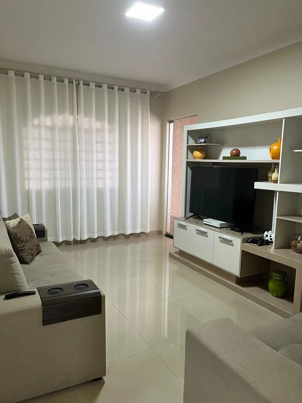 Descubra uma casa reformada, espaçosa e pronta para morar na Quadra 14, Setor Le...