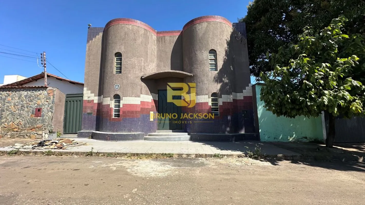 Area total de 360 m², composto por cinco salas bem distribuídas, salão principal...