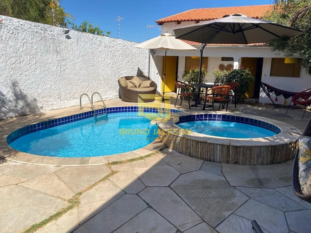 Encante-se com esta linda casa em Pirenópolis, projetada para oferecer conforto,...