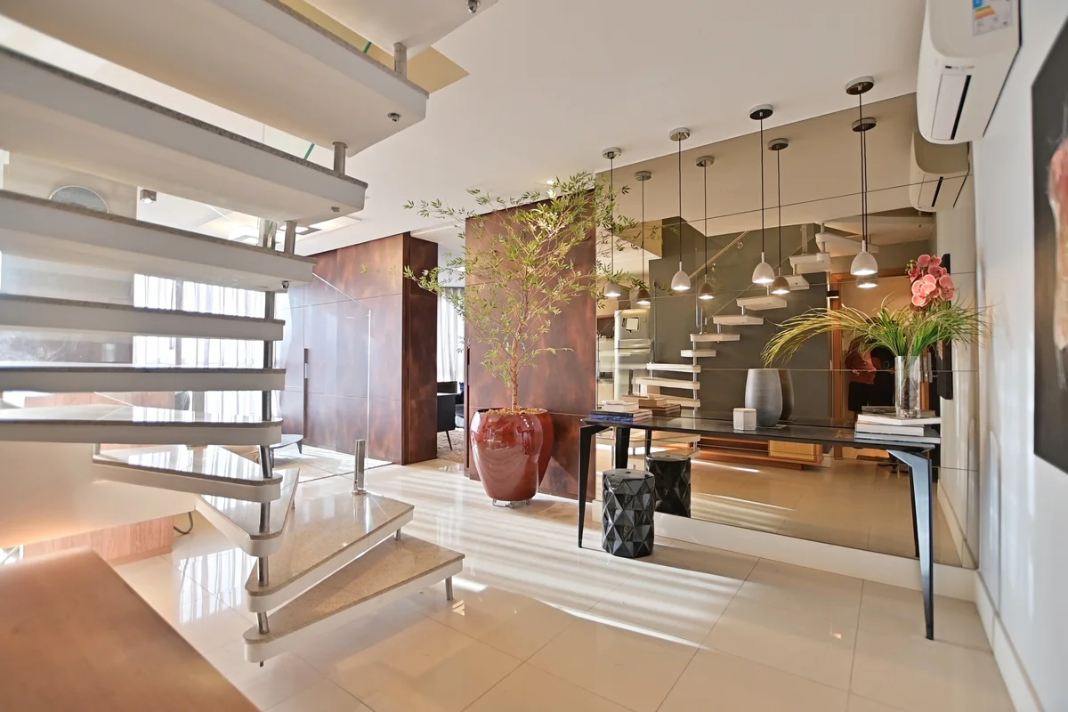 Viva nas alturas com o conforto de uma casa. Esta cobertura duplex exclusiva ofe...