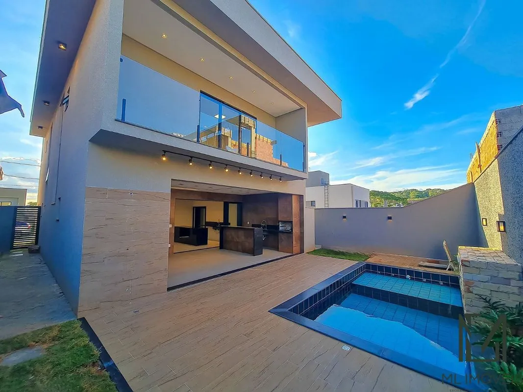 Sobrado no Jardins Capri | Senador Canedo | 228m²Sobrado localizado no condomíni...