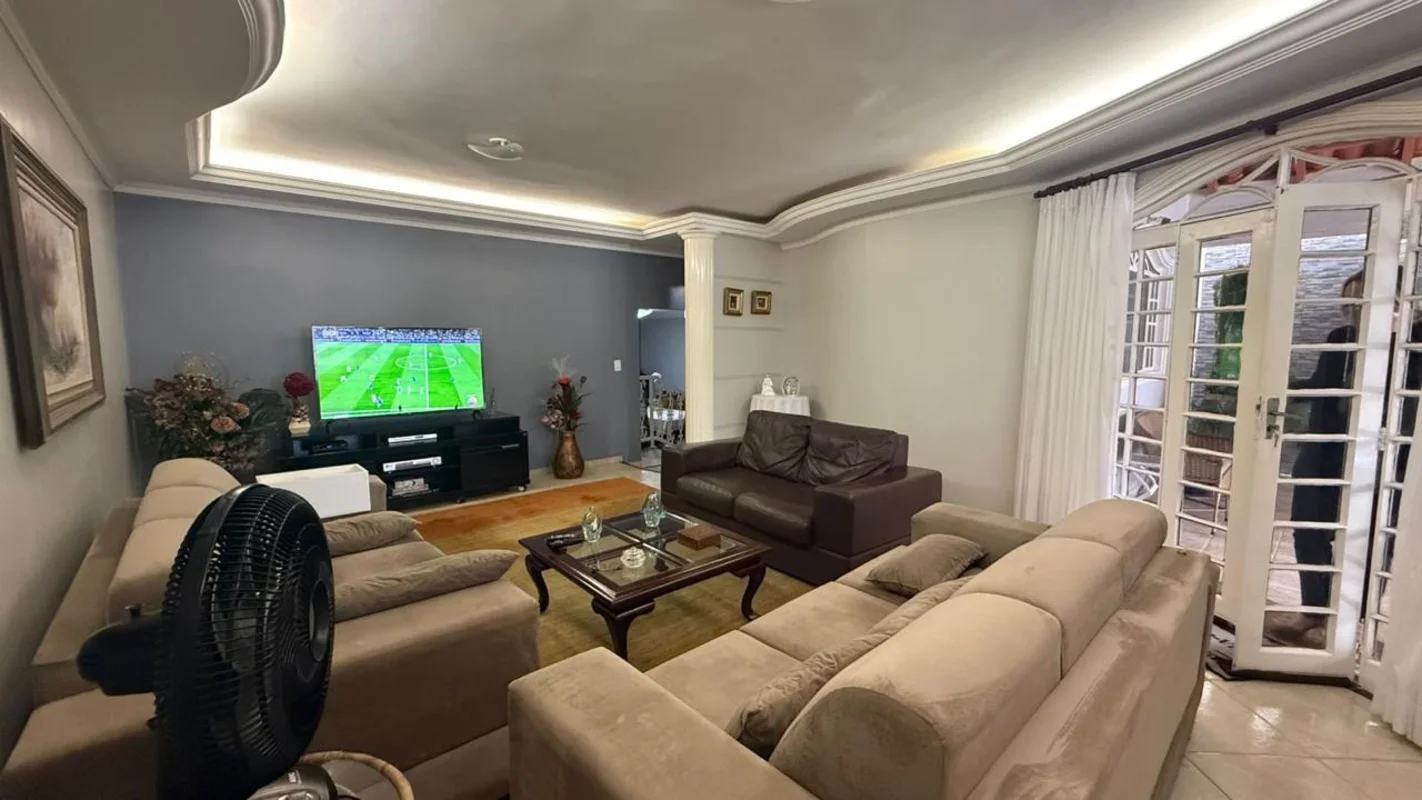 Conheça esta charmosa casa térrea solta no lote, localizada no Setor Habitaciona...