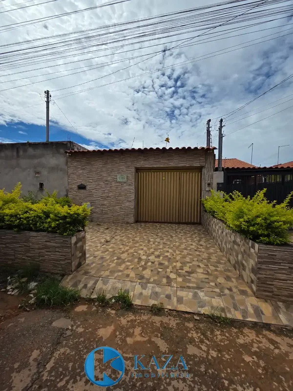 Casa aconchegante e bem distribuída, composta por 2 quartos, sala, banheiro soci...