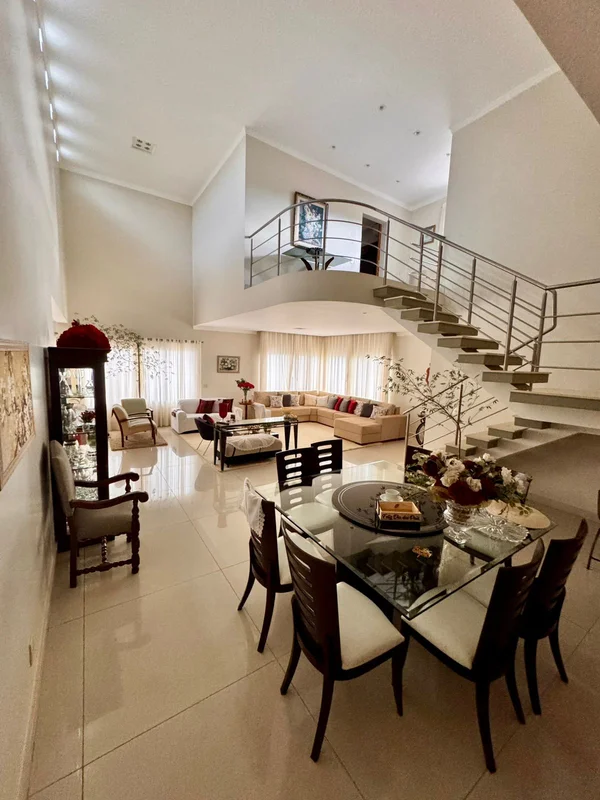 Descubra esta impressionante casa REFORMADA no Condomínio Park Way, localizado n...
