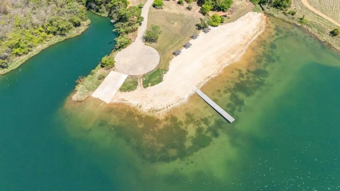 Este terreno de 747,75 m² oferece a base ideal para quem deseja construir uma ca...
