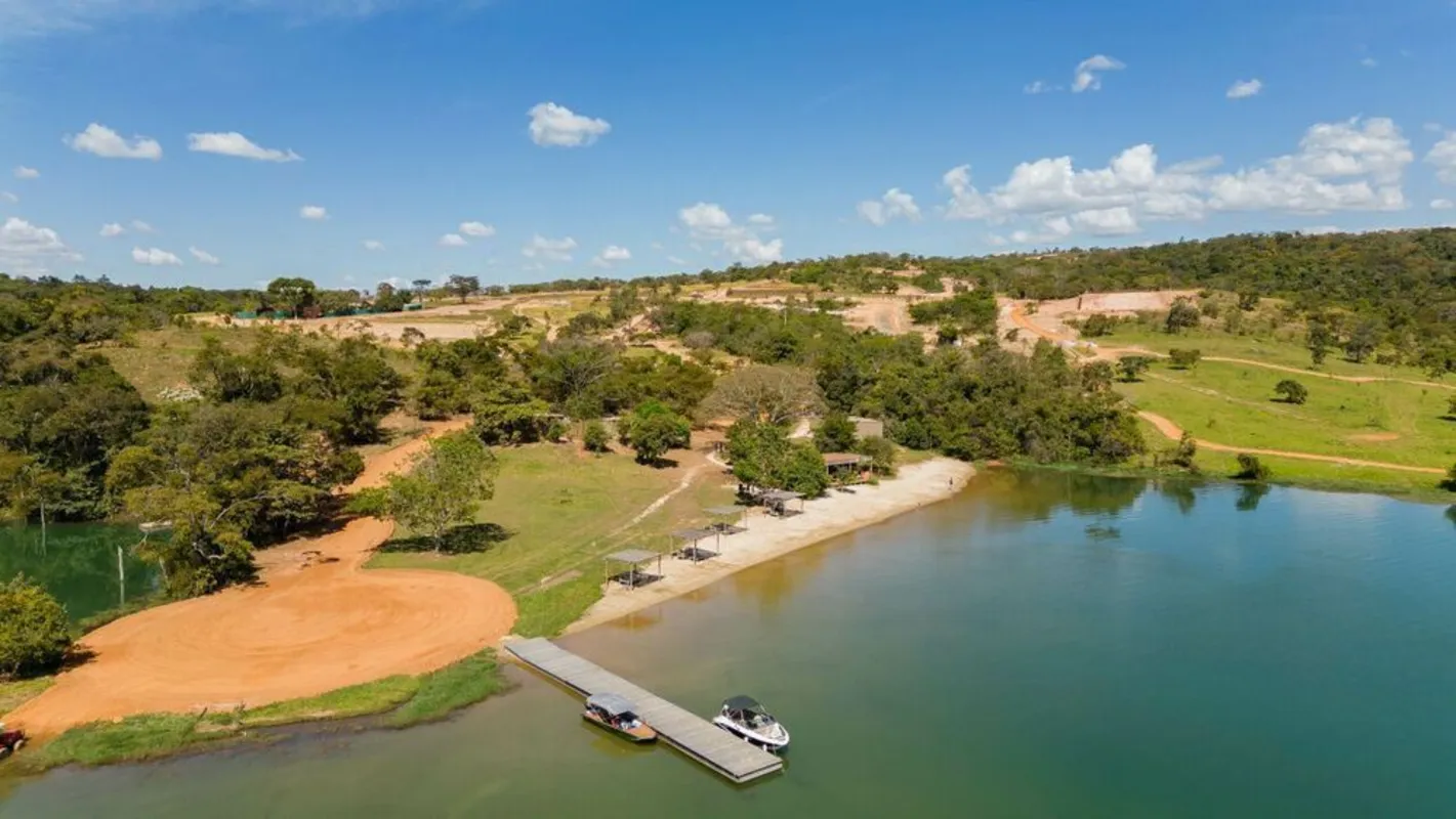 Este terreno de 768,52 m² oferece a base ideal para quem deseja construir uma ca...