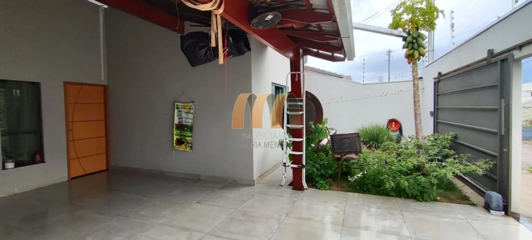 A casa é toda no porcelanato, sendo lado exterior porcelanato fosco, e no interi...