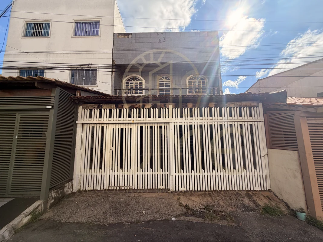 CASA COM GRANDE POTENCIAL NO NÚCLEO BANDEIRANTE – AVENIDA CENTRALSe você procura...