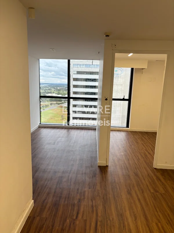 Oportunidade única de adquirir uma sala comercial em um dos endereços empresaria...