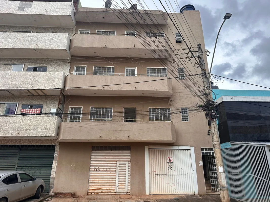 O prédio misto localizado na ADE 600 no Recanto das Emas, DF, oferece uma oportu...