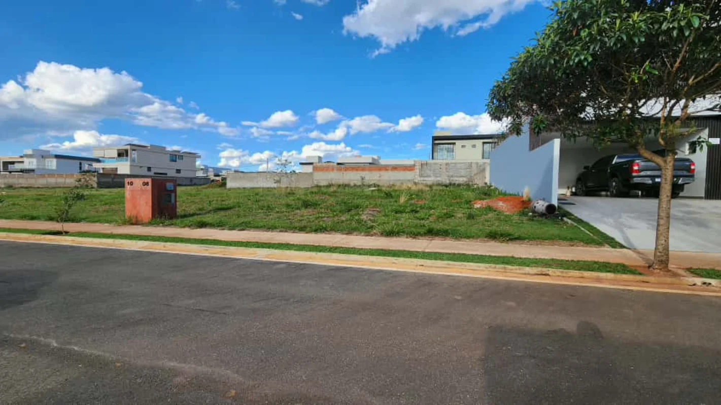 O lote residencial de 400 m² no Condomínio Le Jardin, no Jardim Botânico, Brasíl...