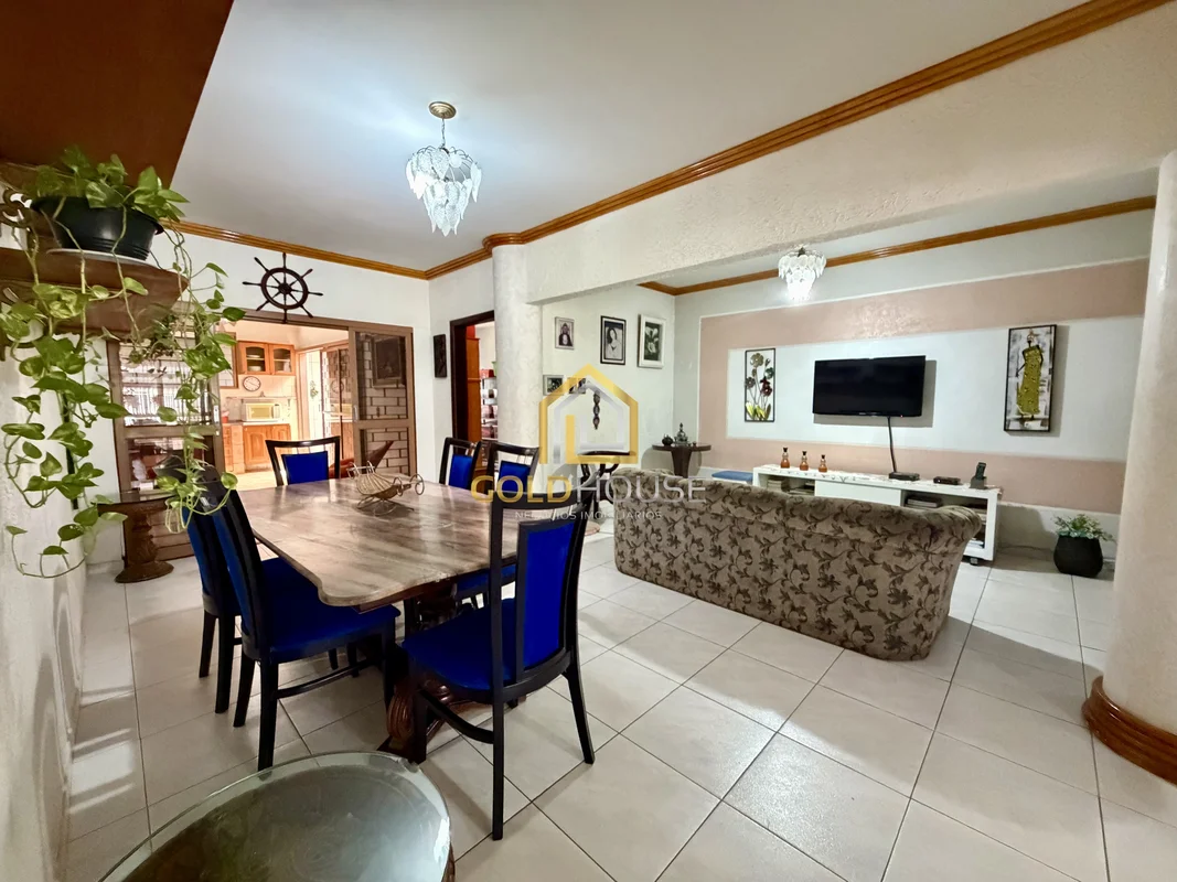 Se você busca casa espaçosa, com ambientes bem distribuídos, iluminação natural ...