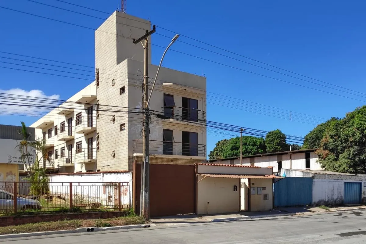 Terreno com 500m², contendo edificação sólida e muito bem estruturada em 03 pavi...
