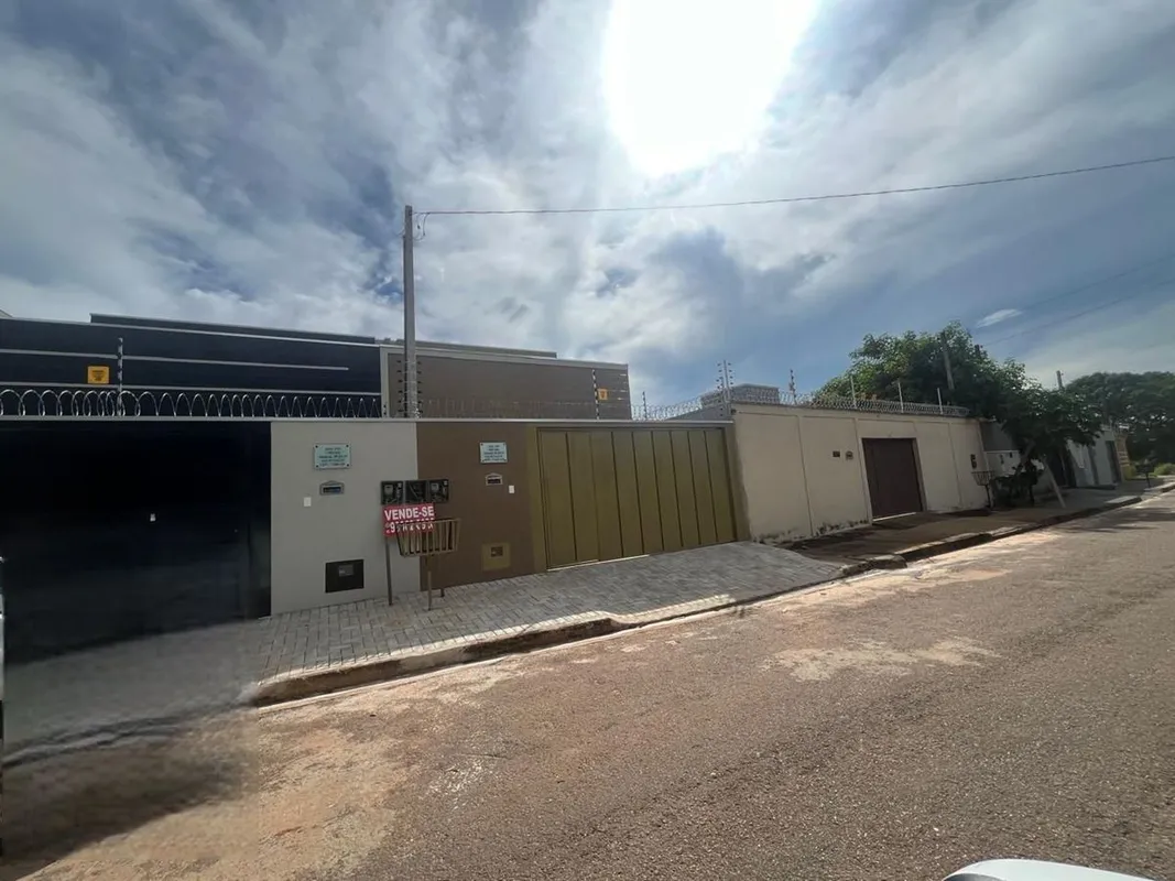CASA NOVA À VENDA CONFORTO, LOCALIZAÇÃO E SEGURANÇA!Apresentamos essa linda casa...