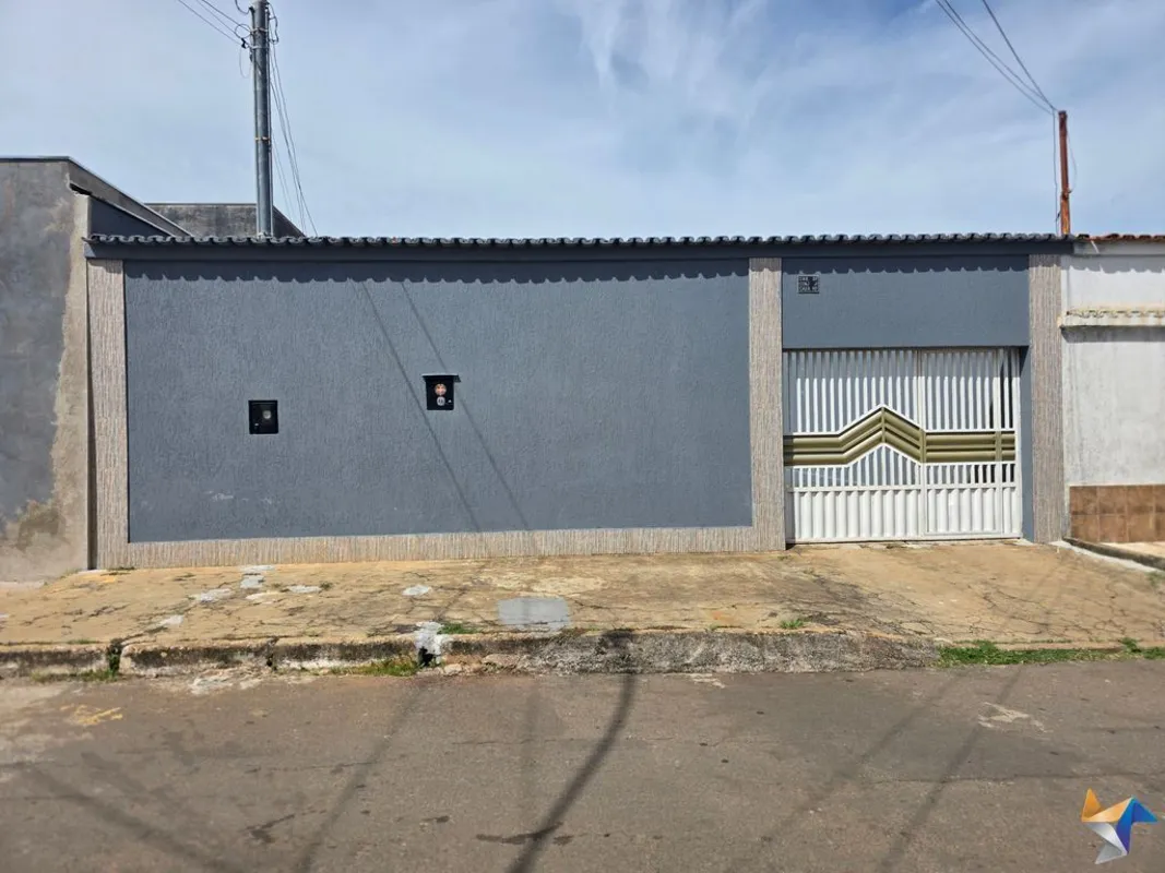CASA REFORMADA COM 3 QTOS, 1 STE- EXCELENTE LOCALIZAÇÃO E NO CENTRO DO CORAÇÃO D...