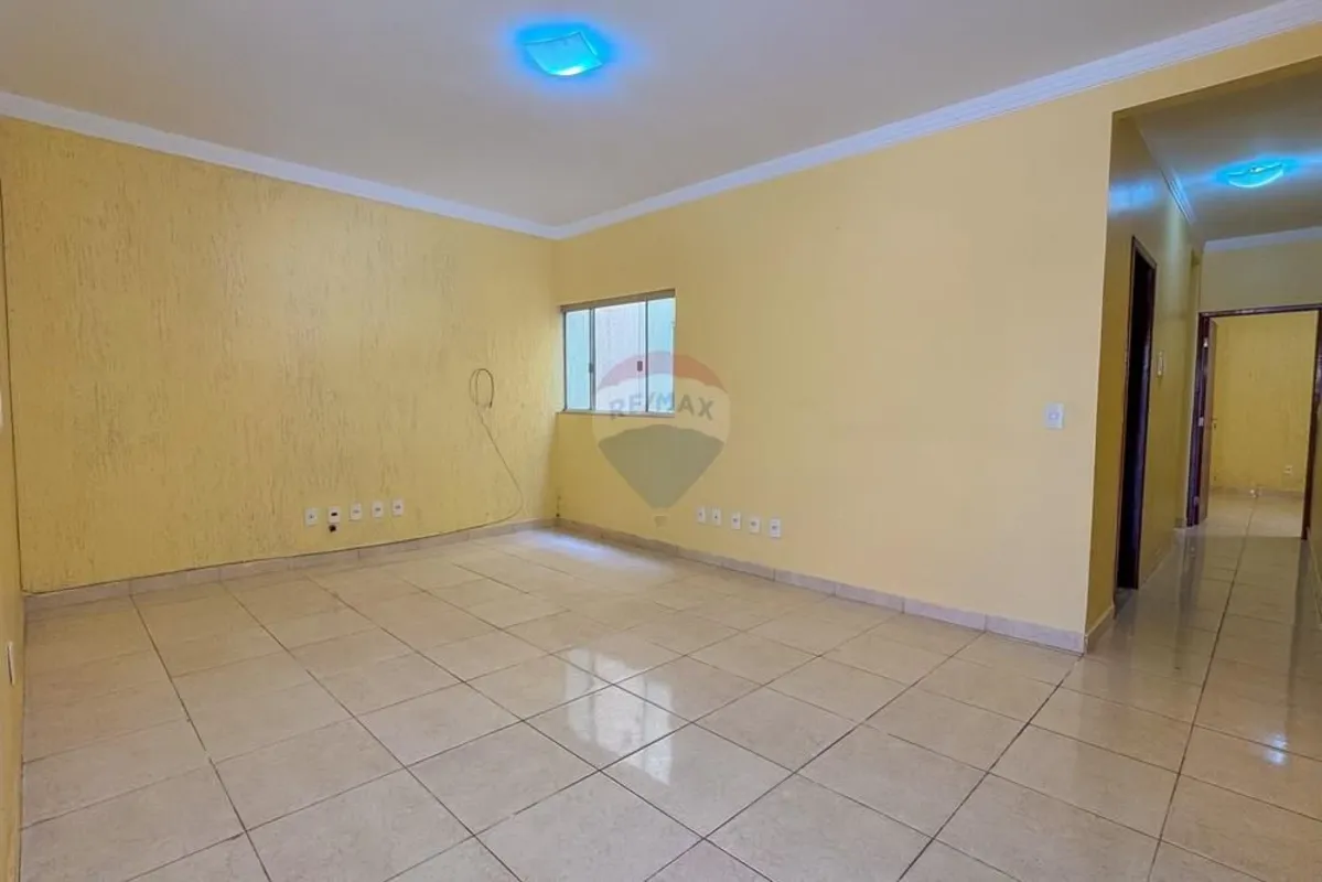 ACEITA FINANCIAMENTO E FGTSA casa é composta por:-3 quartos sendo 1 suíte -Cozin...