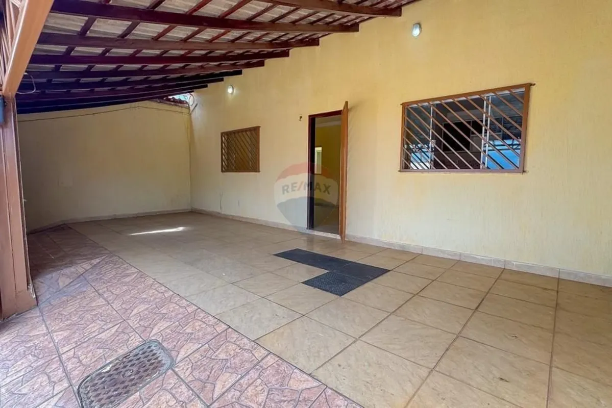 ACEITA FINANCIAMENTO E FGTSA casa é composta por:-3 quartos sendo 1 suíte -Cozin...