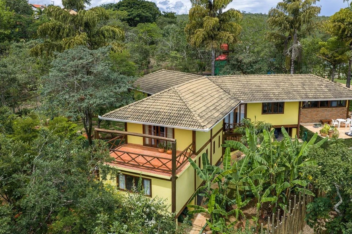 SOLAR DA SERRA - ARQUITETURA COLONIAL MODERNA Casa-Manifesto no Condomínio Solar...