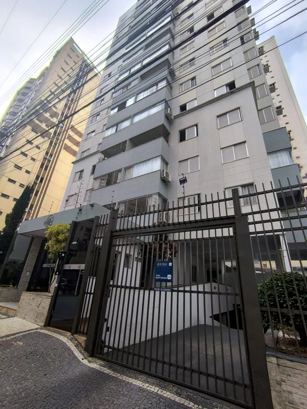 Apto com localização privilegiada, em uma rua tranquila, para quem gosta de cent...