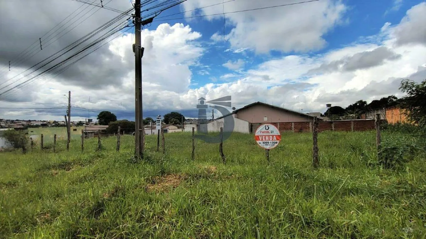 02 Lotes para venda: 01 Lote de esquina com aproximadamente 410m² sendo - 8m fre...