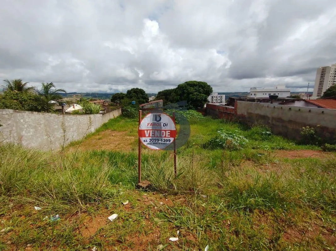 Lote com aproximadamente 660 mts², sendo: 22mts largura na frente e nos fundos, ...