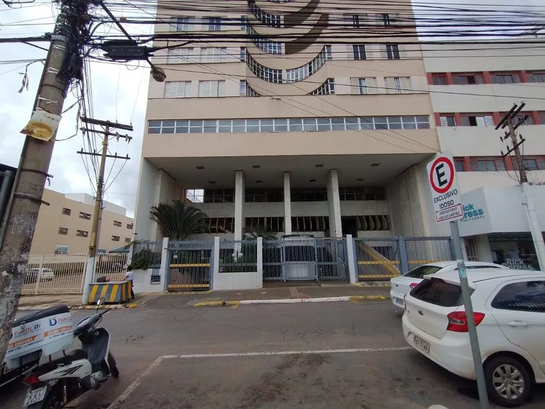 Apartamento no 12º andar com aproximadamente 160m², contendo: 03 dormitórios com...