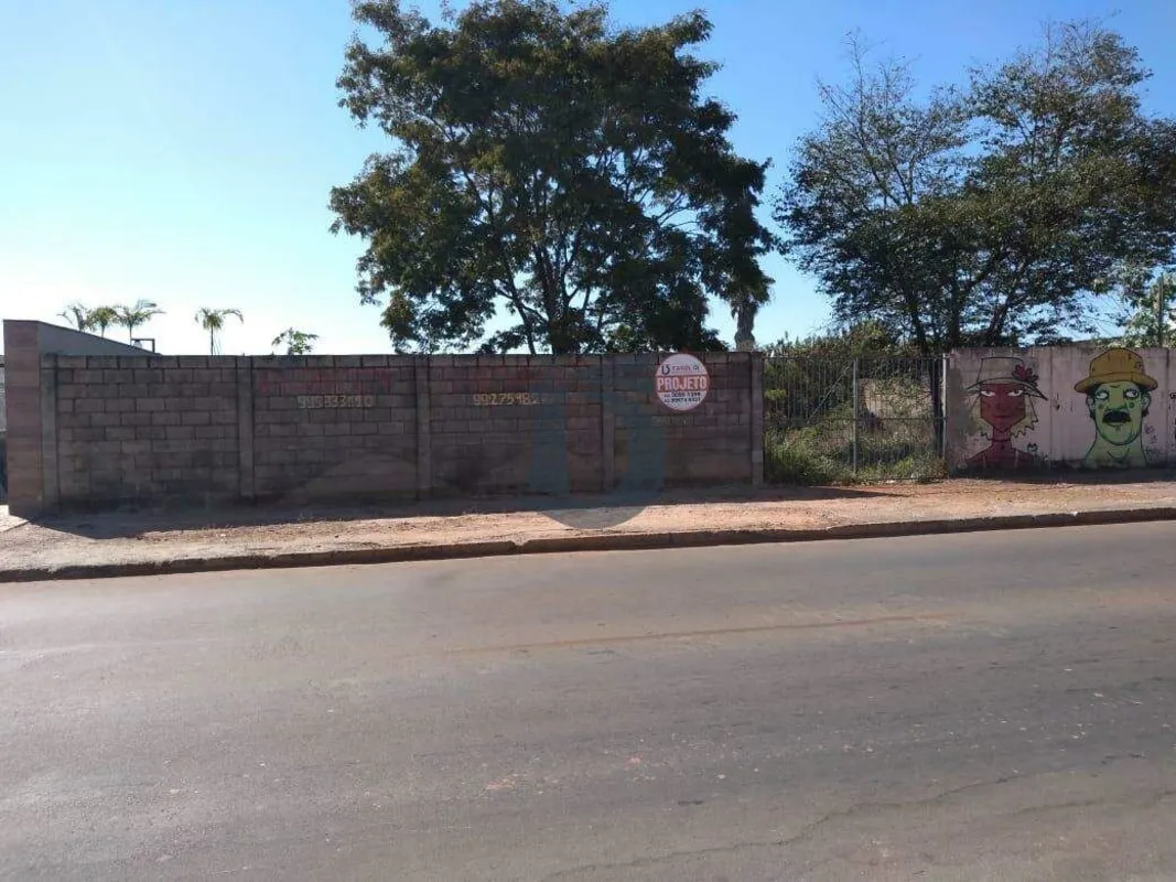 Área do terreno: 8.734 m². Sendo 18m frente, 62,40m fundo, e aproximadamente 193...