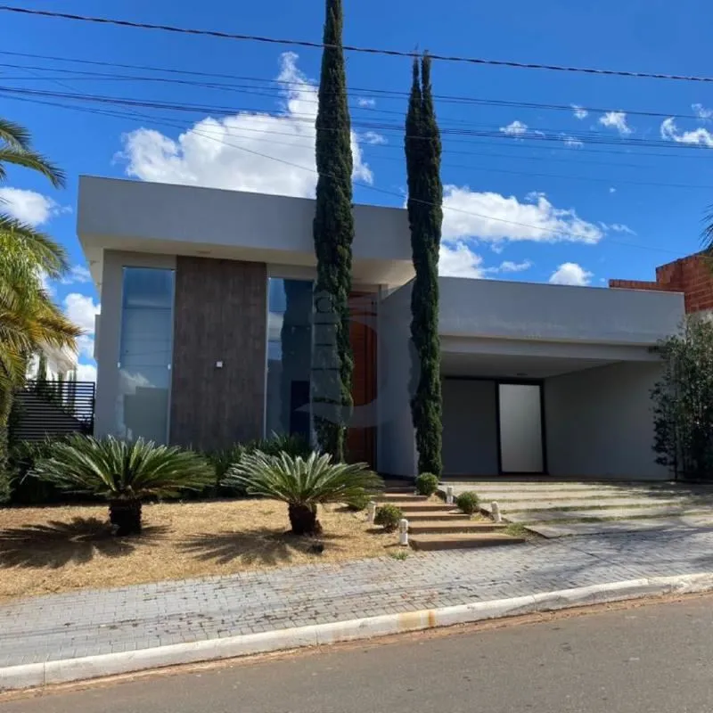 Casa térrea em condomínio fechado, contendo 03 dormitórios sendo todos suítes, s...