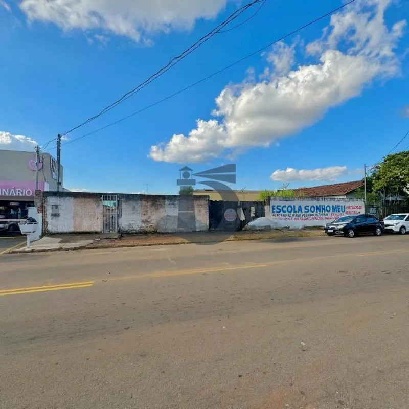 Área de aproximadamente 1018m² localizada em uma avenida larga e de grande fluxo...