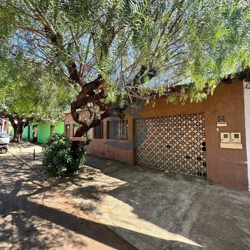 Lote com 4 construções sendo: Casa com aproximadamente 140m² de área construída ...