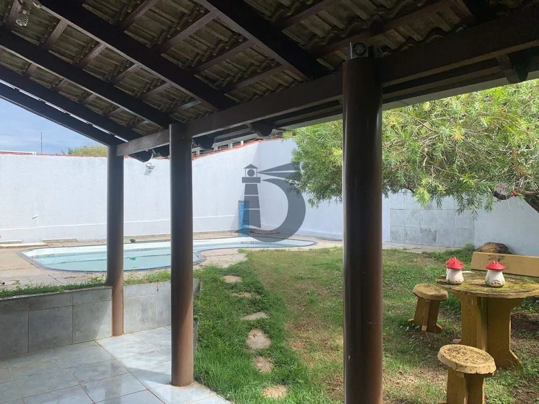 São aproximadamente 274m² de área construída, distribuídos cuidadosamente para o...