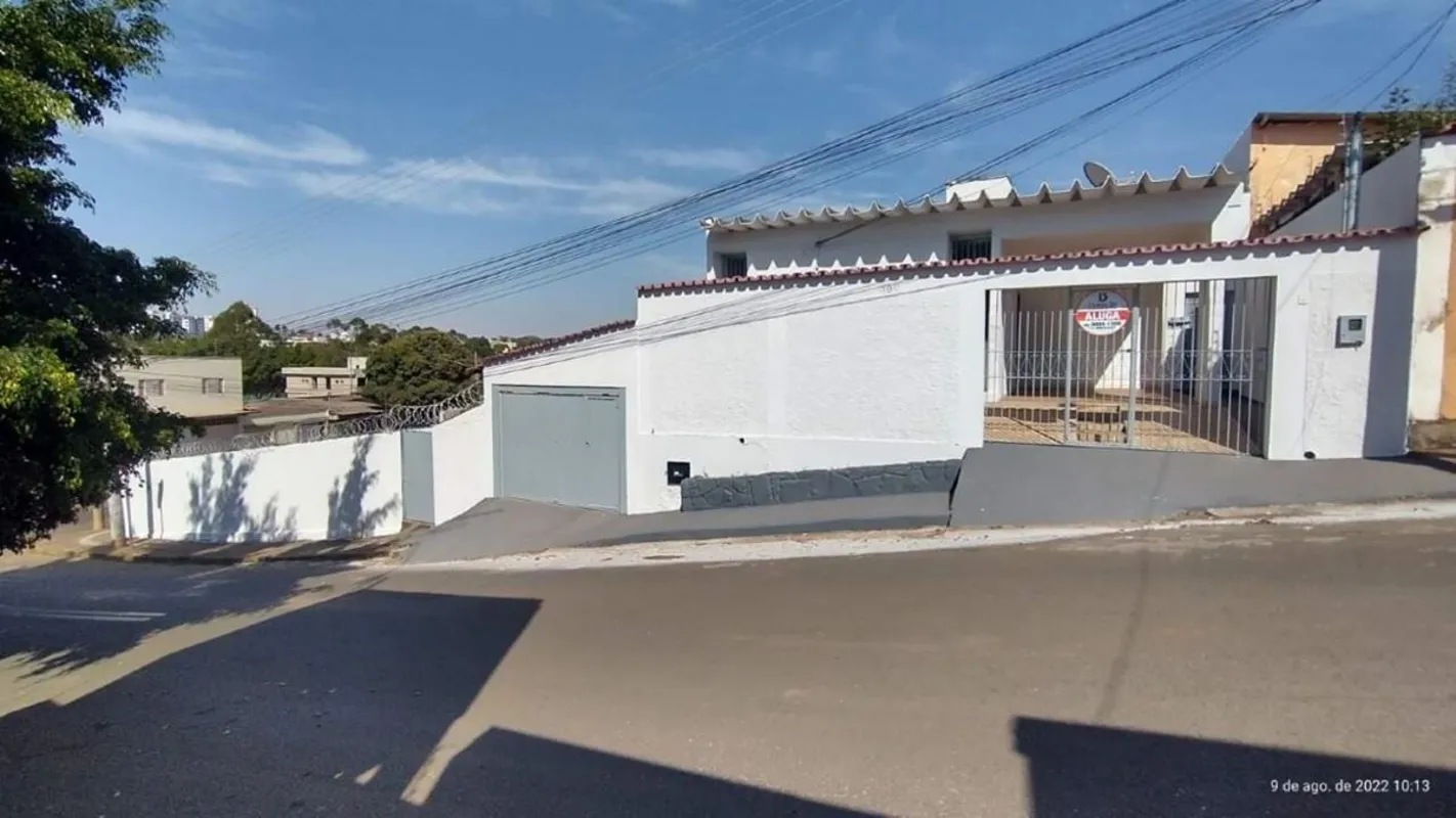 Imóvel residencial com aproximadamente 250m² contendo: 04 dormitórios, sendo 01 ...