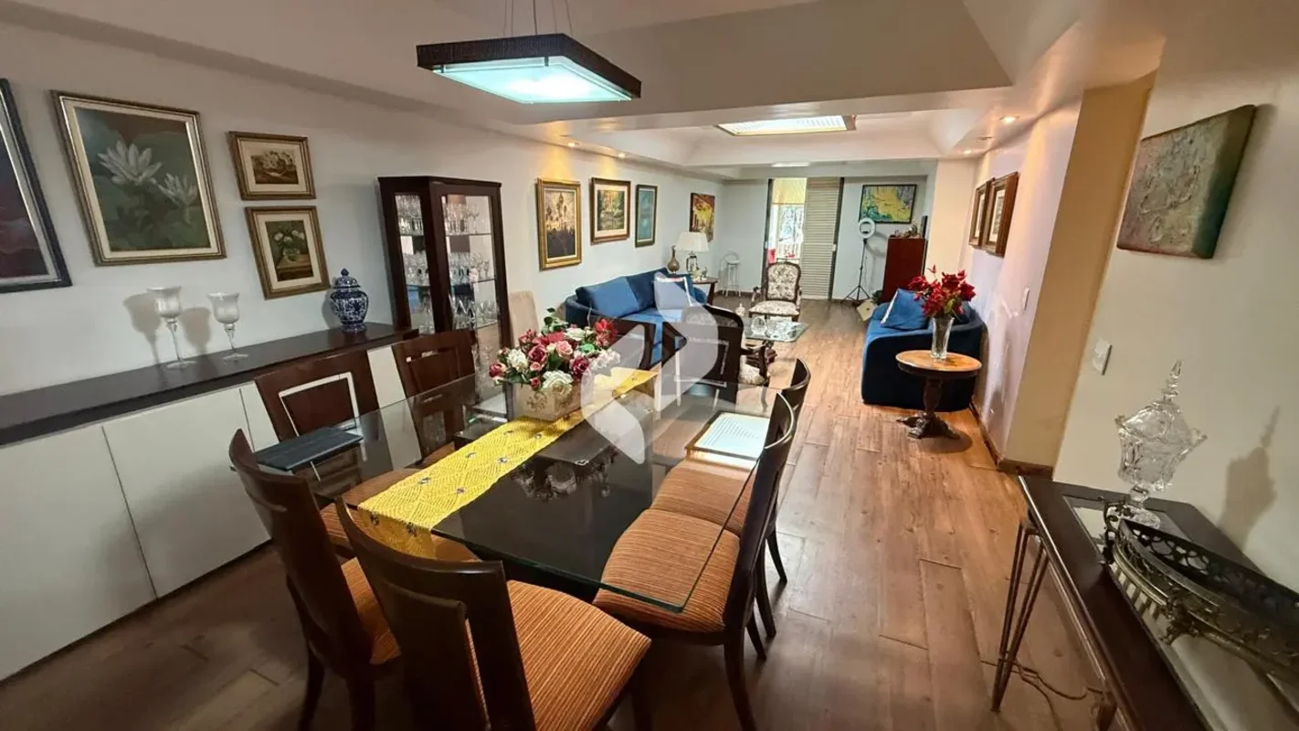 Casa Exclusiva à Venda na Asa Norte – BrasíliaLocalizada em um dos endereços mai...