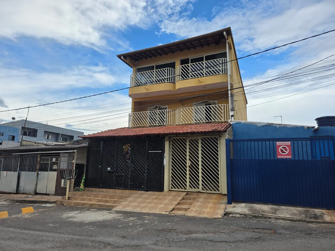 CASA QR 203, Samambaia Norte SOBRADO com 5 quartos, loja e terraço com area de c...